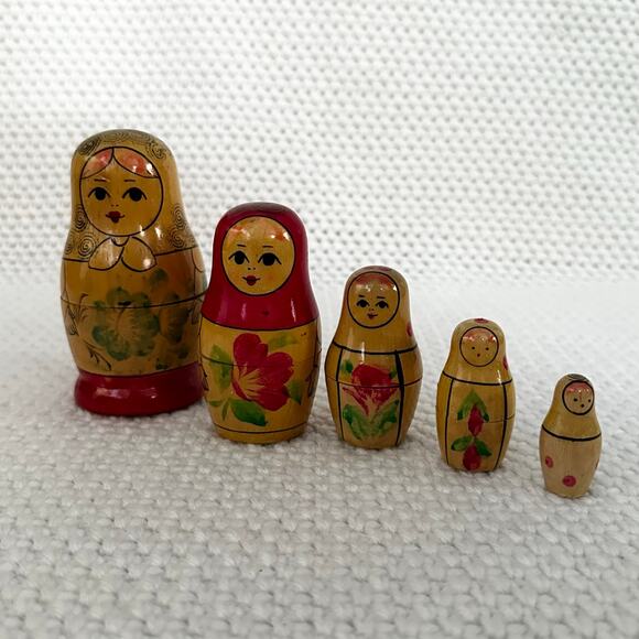 Vintage Russian Nesting Dolls Matryoshka Babushka Hand Painted Set of 5 Unmarked - Picture 1 of 4